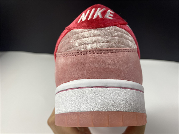 Nike SB Dunk Low Strange Love Skate boards  CT2552-800