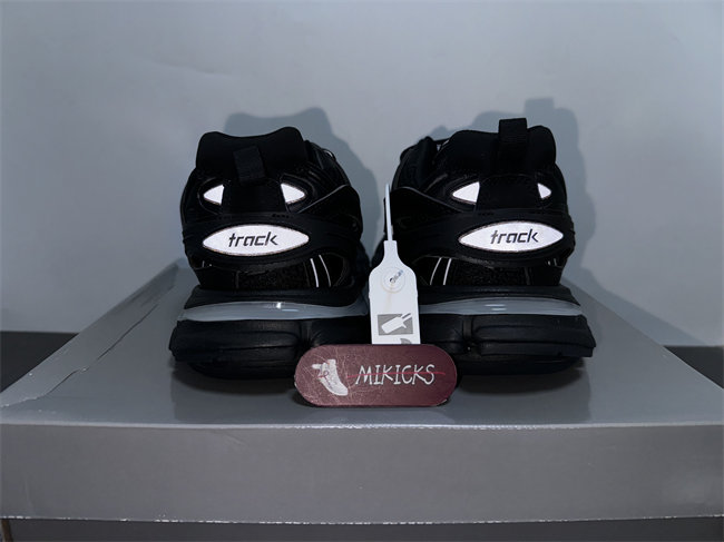 BLCG TRACK SNEAKER 555036W2GB11000 with LED