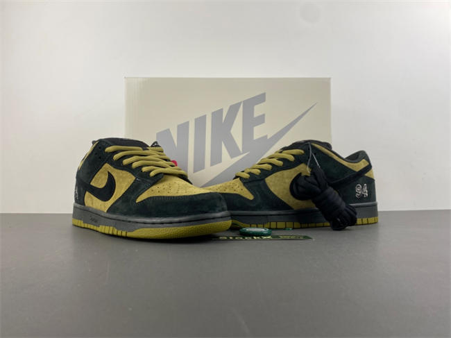 Svp*me x nike sb dunk low “camper green” hq8487-300