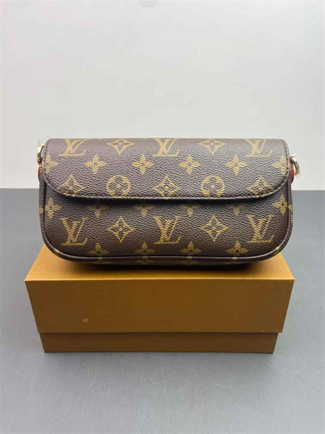 LV Wallet On Chain Ivy Monogram