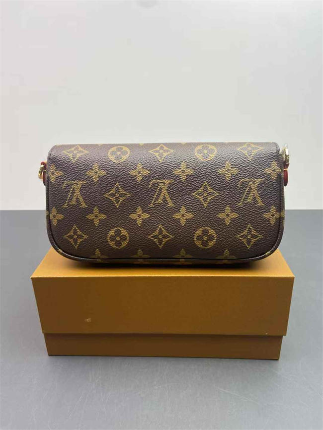 LV Wallet On Chain Ivy Monogram